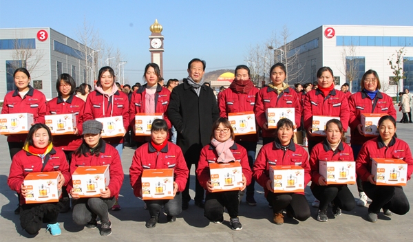 老板頒獎(jiǎng)?wù)掌?尺寸600.jpg 老板頒獎(jiǎng)?wù)掌?尺寸600.jpg