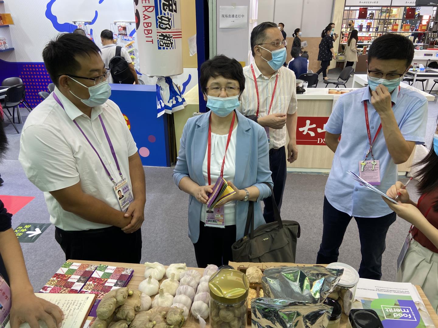 商務廳副廳長周曉陽來展位調研3.jpg 商務廳副廳長周曉陽來展位調研3.jpg